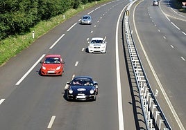 Coches en una carretera.