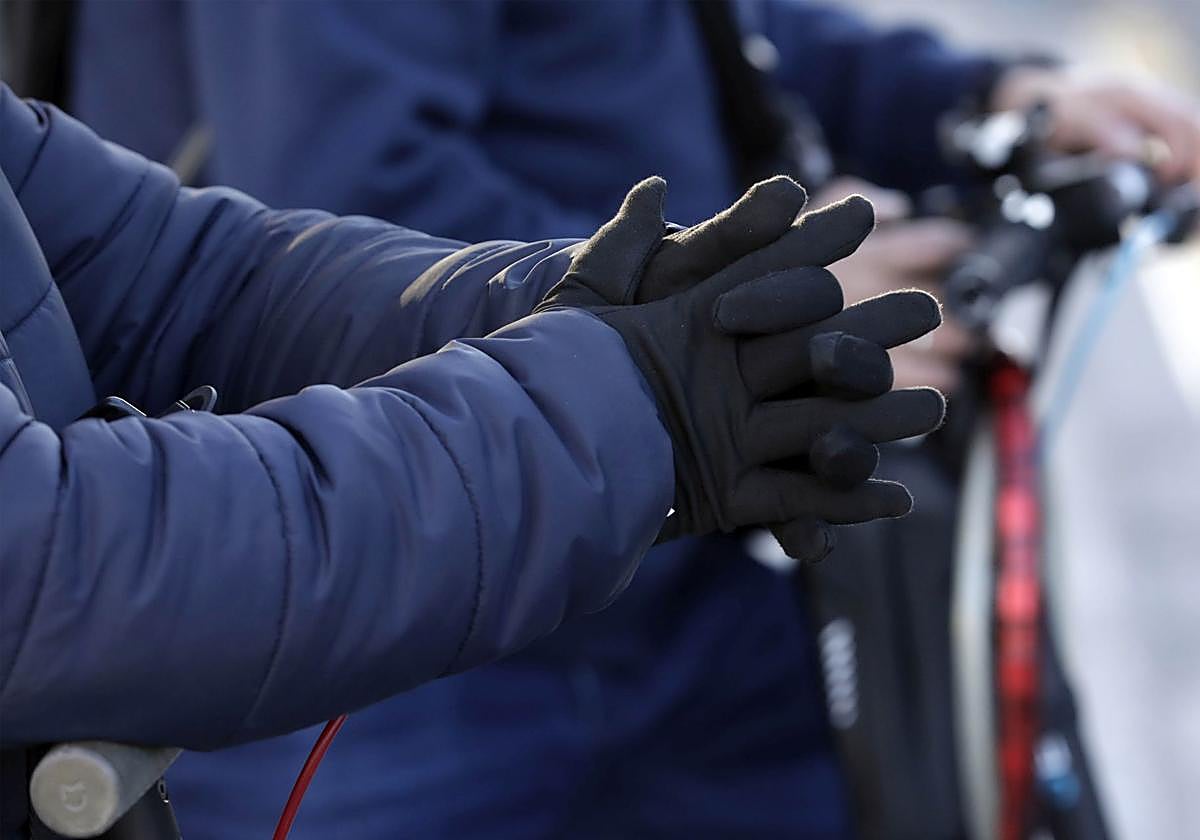 Una persona se resguarda del frío.