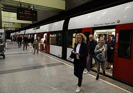 Usuarios en una parada de metro en Valencia.