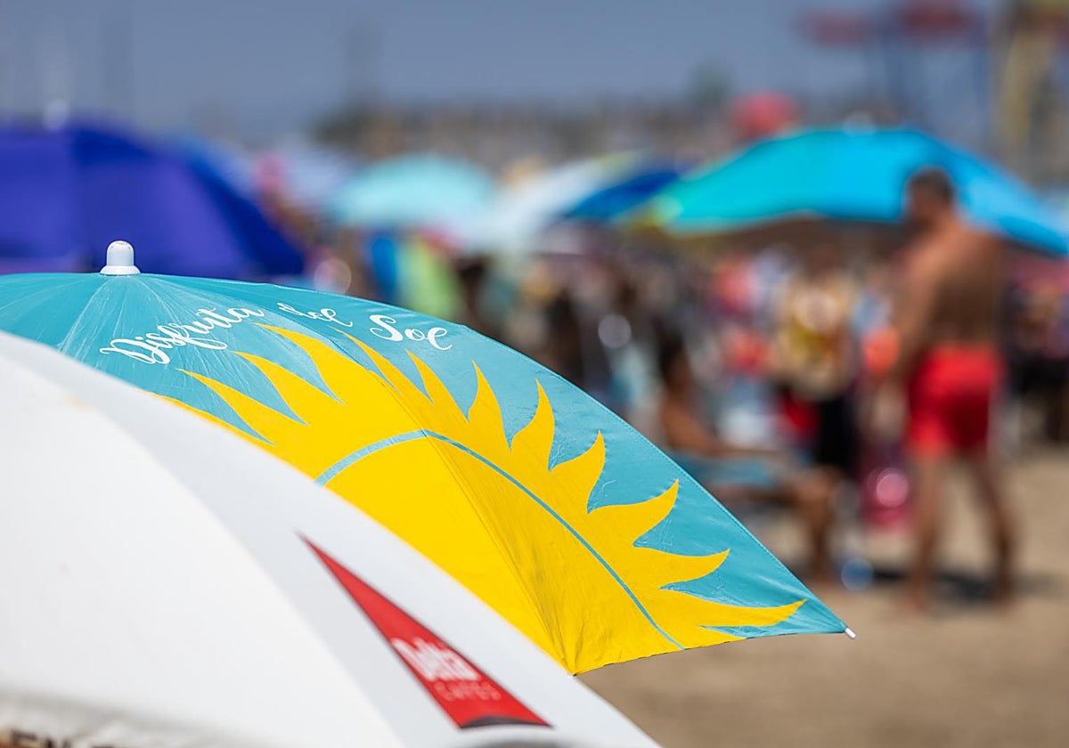 Sombrillas en la playa de la Malvarrosa durante la jornada de ayer.