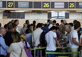 Pasajeros, en el aeropuerto de Manises.