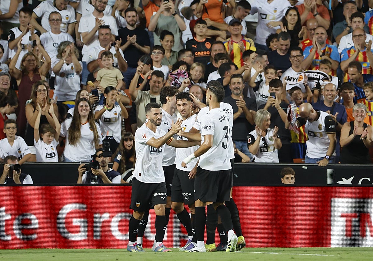 Los jugadores del Valencia celebran uno de los goles frente al Torino en Mestalla.