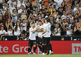 Los jugadores del Valencia celebran uno de los goles frente al Torino en Mestalla.