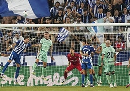 Pablo Cuñat, durante el partido del Levante ante el Alavés en Mendizorroza.