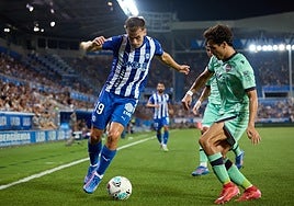 Manu Sánchez, ante Pablo Ibáñez, en Mendizorroza.