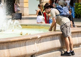 Los turistas abarrotan las fuentes de Valencia en busca de sofoco para el bochorno