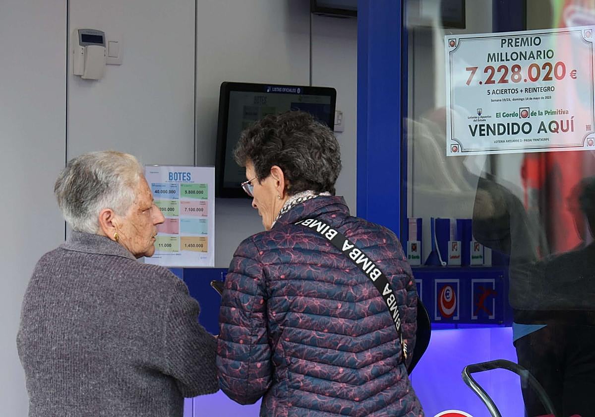Juugadores de La Primitiva en una imagen de archivo.