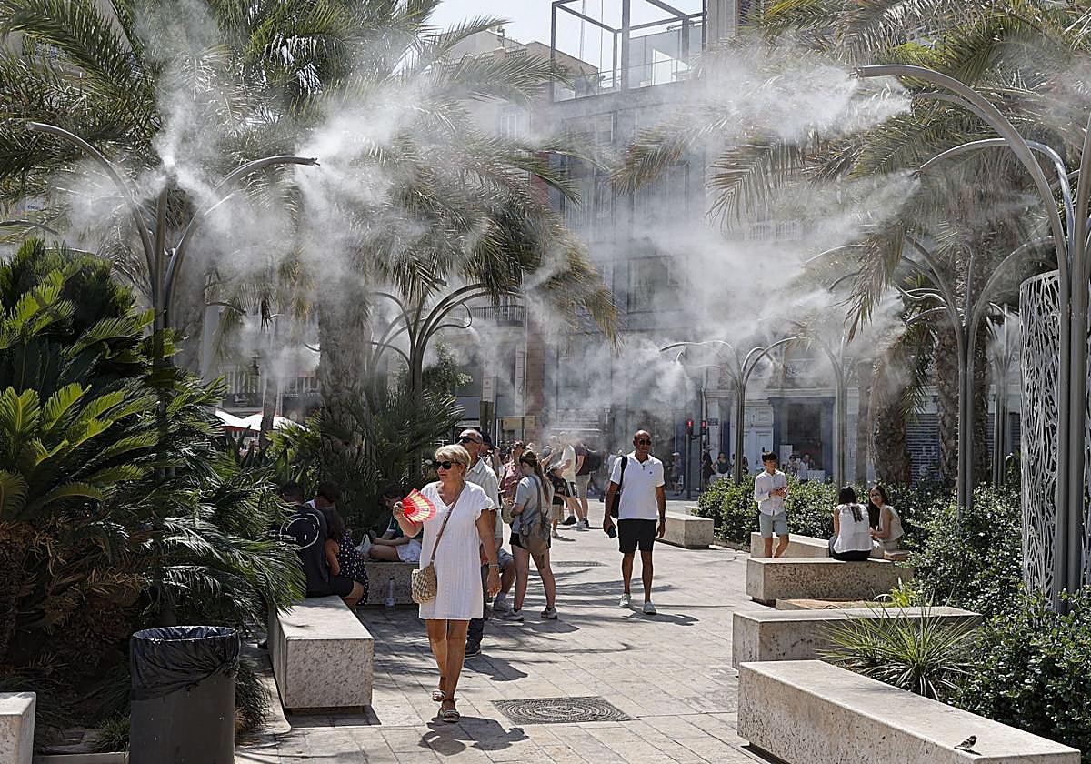 Varios turistas pasean por el centro de Valéncia, mientras tratan de mitigar el calor.