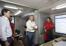 Alberto Núñez Feijóo, en un puesto de mando durante los incendios en Castilla y León.