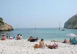 Bañistas en una playa de Javea