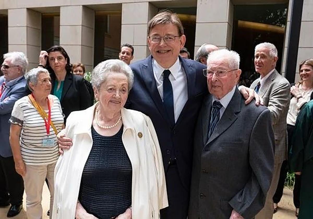 El expresident de la Generalitat, Ximo Puig, junto a sus padres, Elodia Ferrer y Joaquín Puig, en una imagen de archivo.