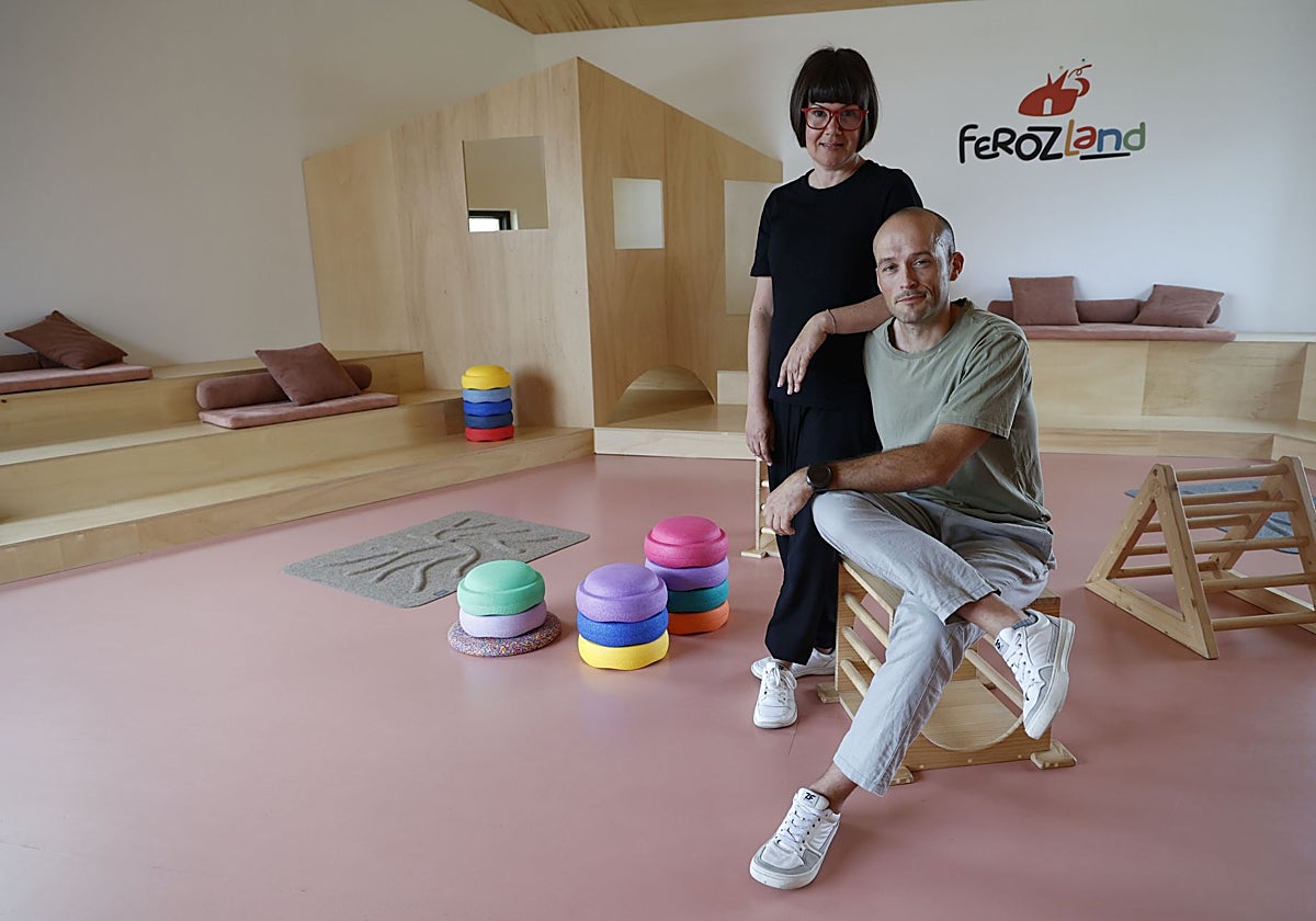Laura García y Héctor Nebot, en la tienda que tienen en La Cañada.