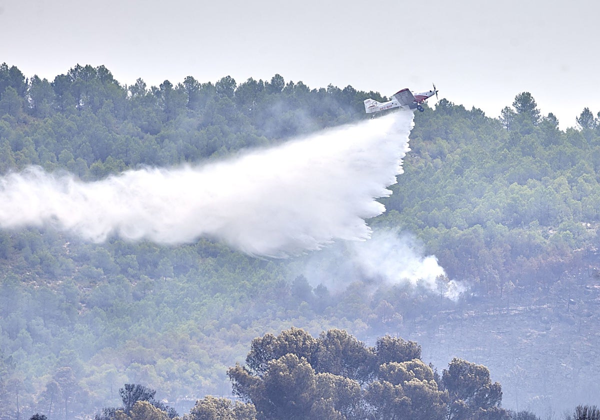 Imagen de archivo de un medio aéreo trabajando en un incendio forestal.