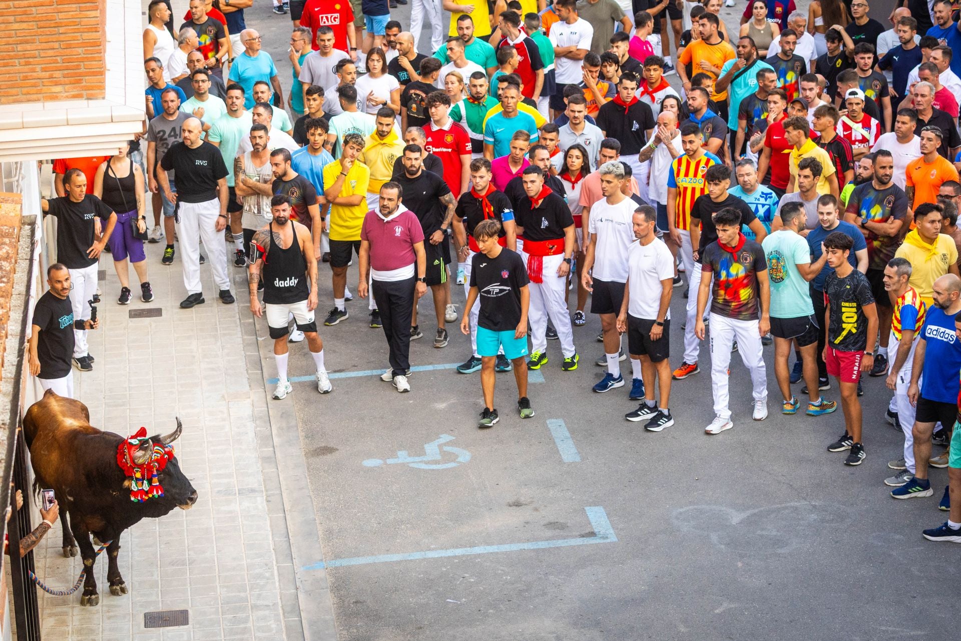 El Torico ya corre por las calles de Chiva como bálsamo contra la dana