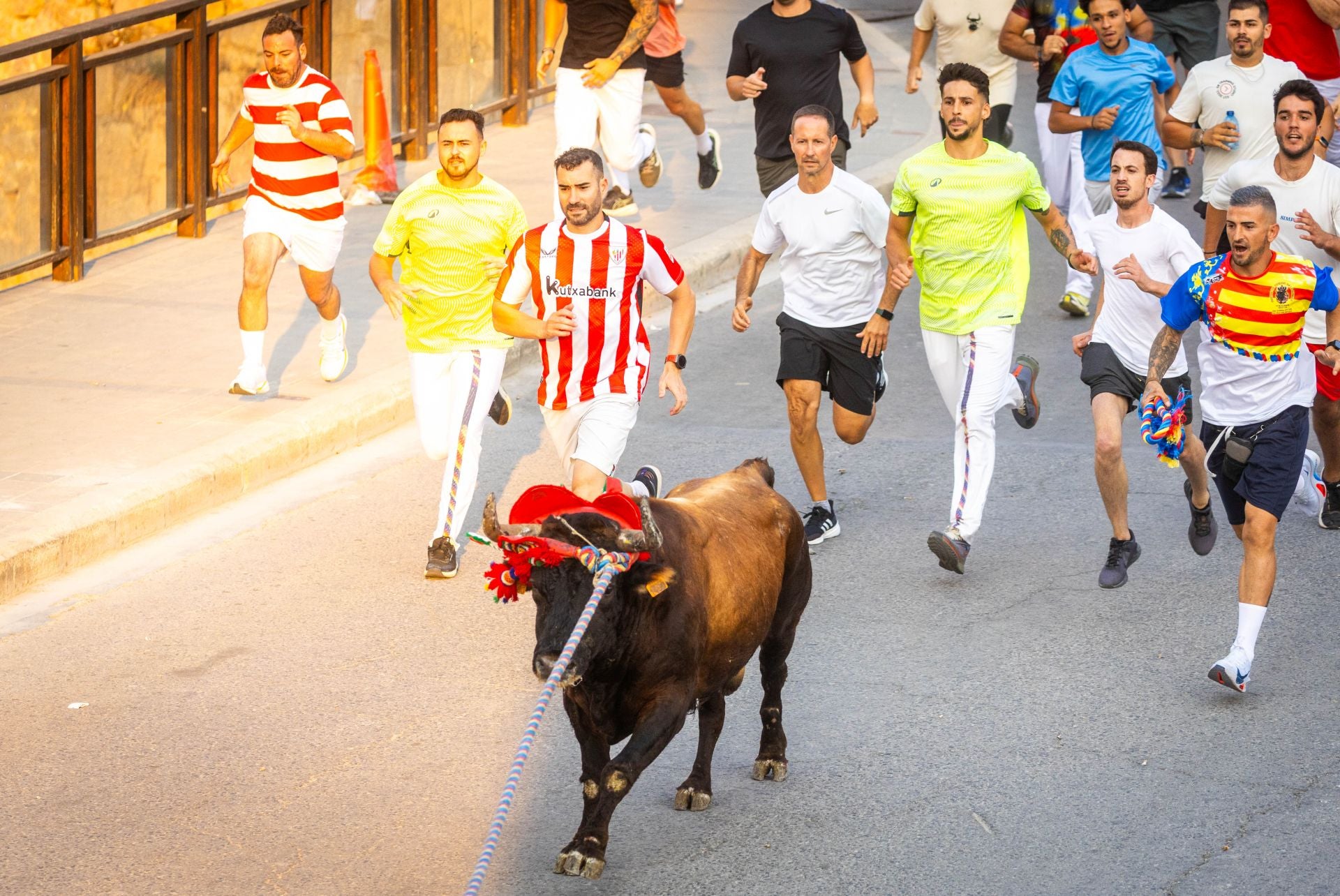 El Torico ya corre por las calles de Chiva como bálsamo contra la dana