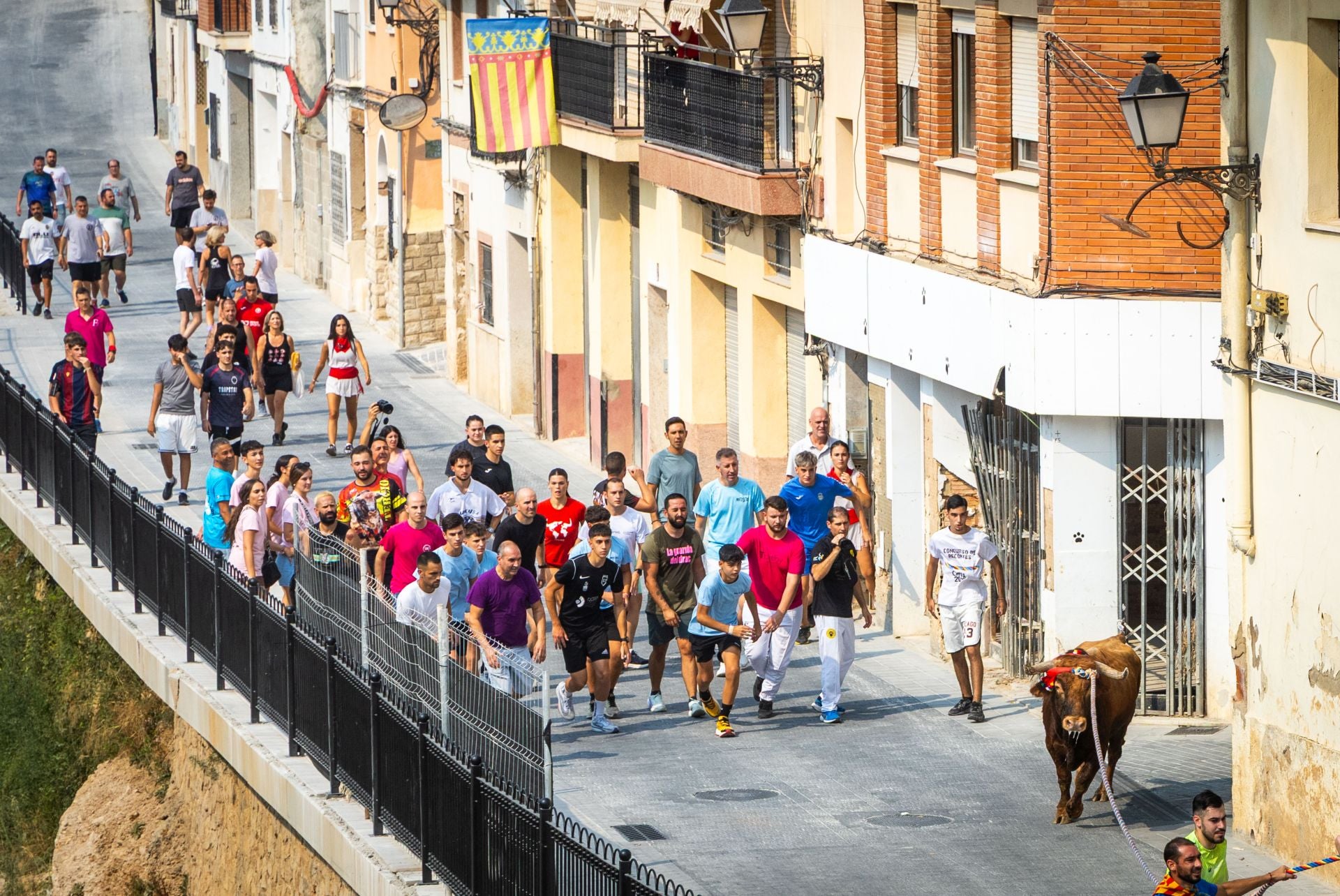 El Torico ya corre por las calles de Chiva como bálsamo contra la dana