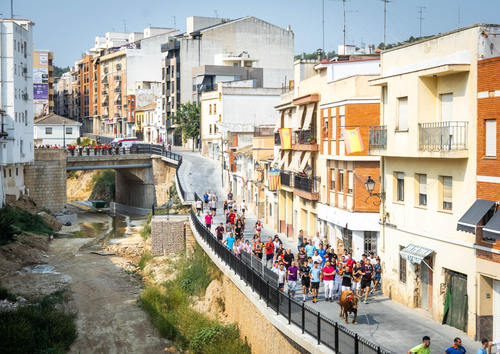 El Torico ya corre por las calles de Chiva como bálsamo contra la dana