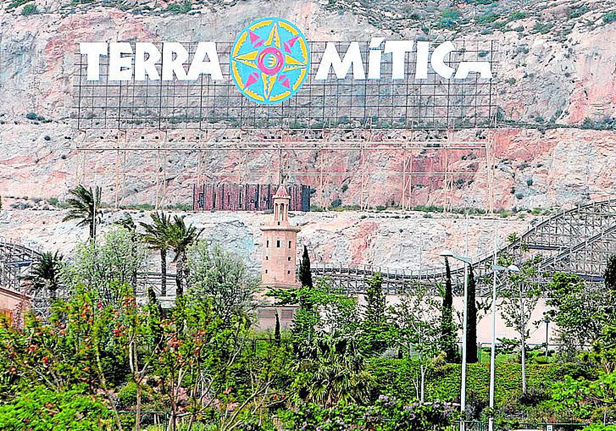 La icónica montaña junto al letrero del parque.