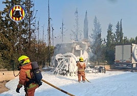 Bomberos trabajando para evitar el fuego.