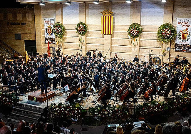 La Artística durante la actuación en el mano a mno 2025.