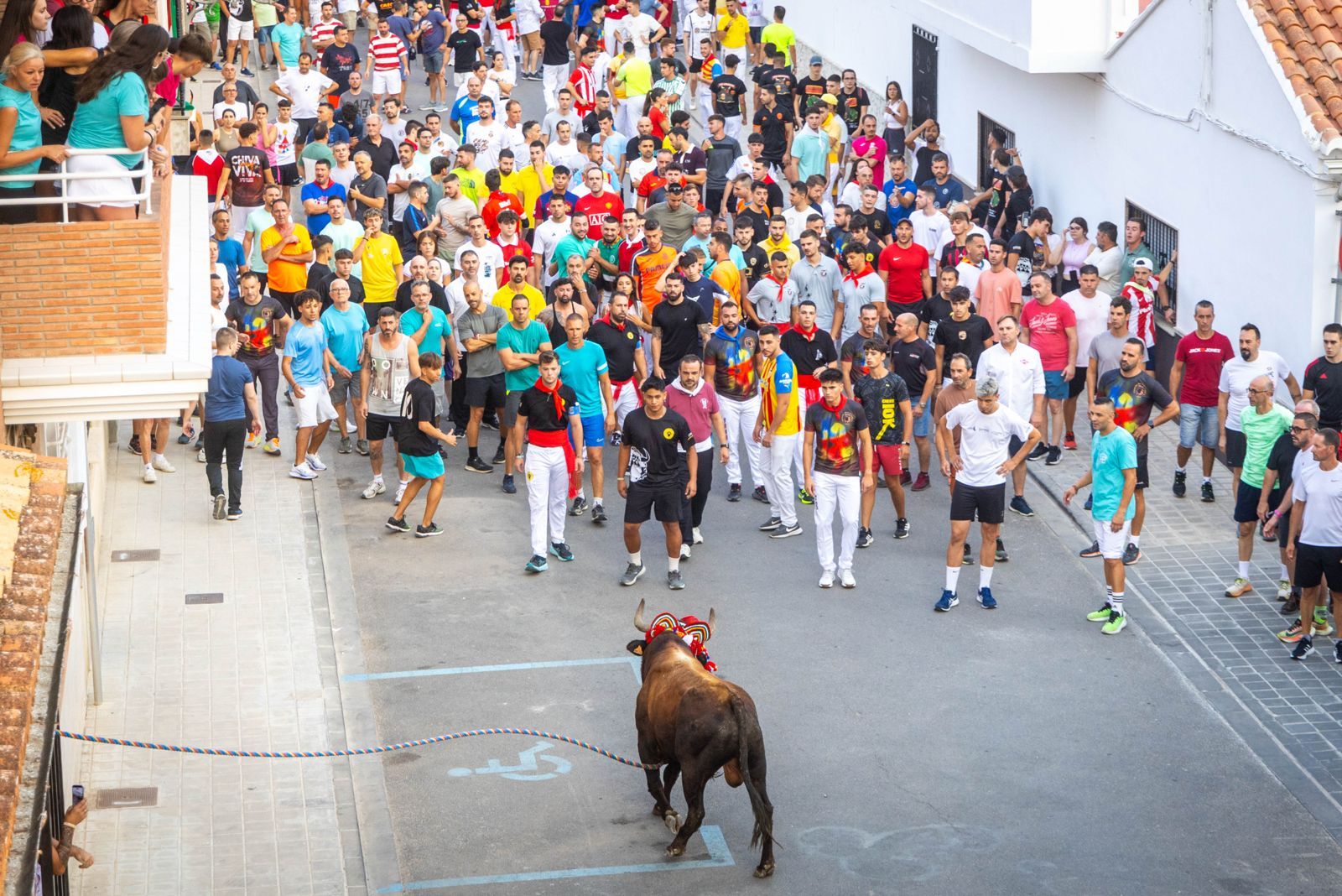 El Torico ya corre por las calles de Chiva como bálsamo contra la dana