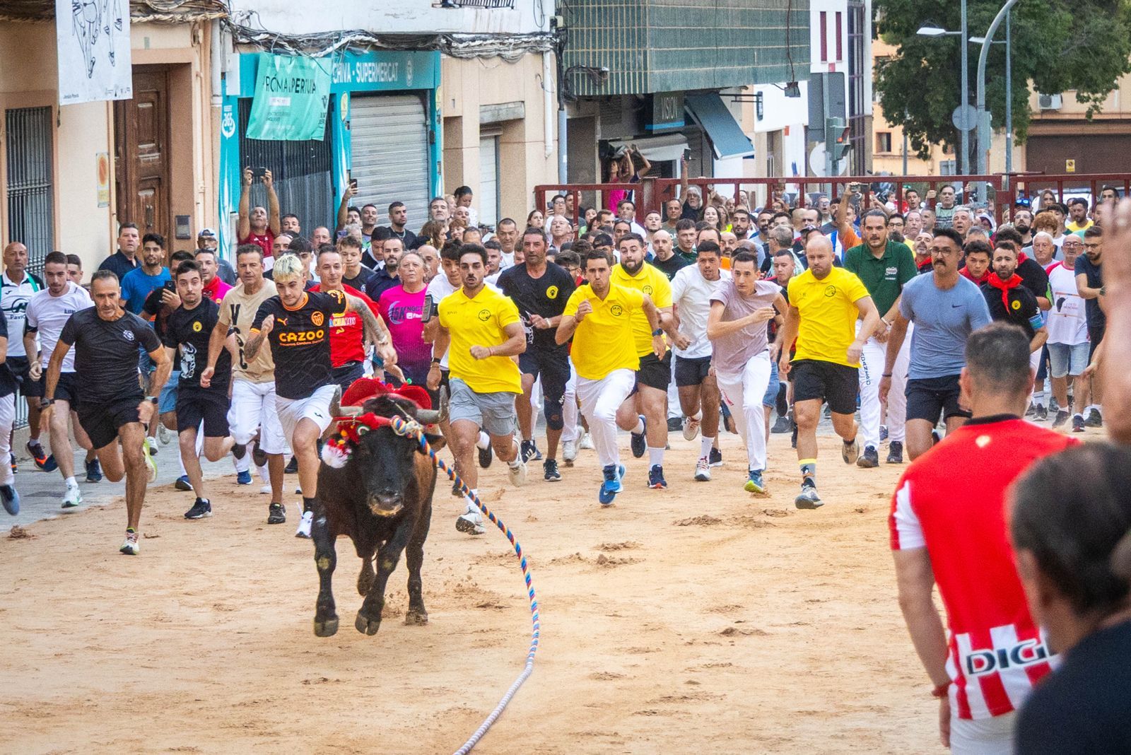 El Torico ya corre por las calles de Chiva como bálsamo contra la dana