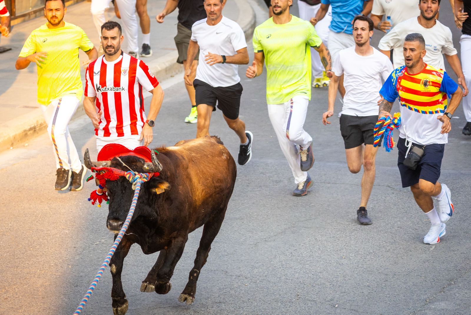 El Torico ya corre por las calles de Chiva como bálsamo contra la dana