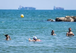 Bañistas en una playa de Valencia.