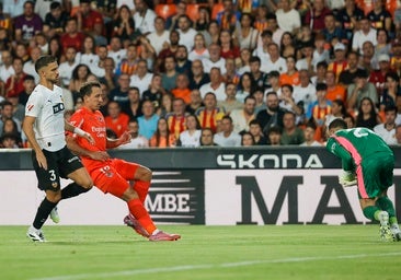 Copete reconoce tras su debut con el Valencia que Mestalla es un campo «exigente»