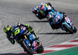 Holgado, detrás de Moreira, en la carrera de Moto2 de este domingo.