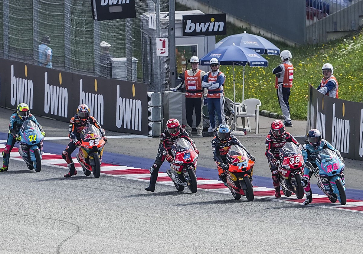 Ángel Piqueras, segundo desde la derecha, trata de adelantar a Máximo Quiles, del Aspar Team..