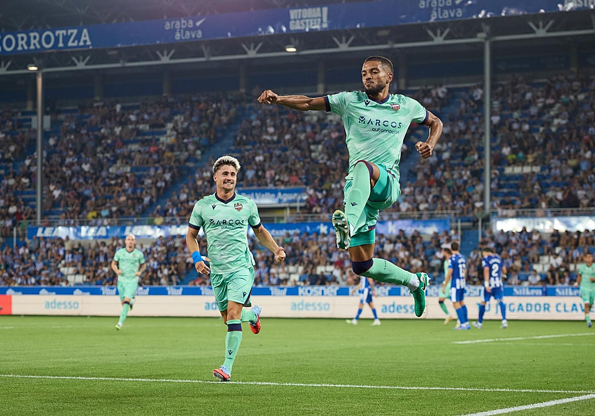 Toljan celebra el tanto que supuso el empate para el Levante.