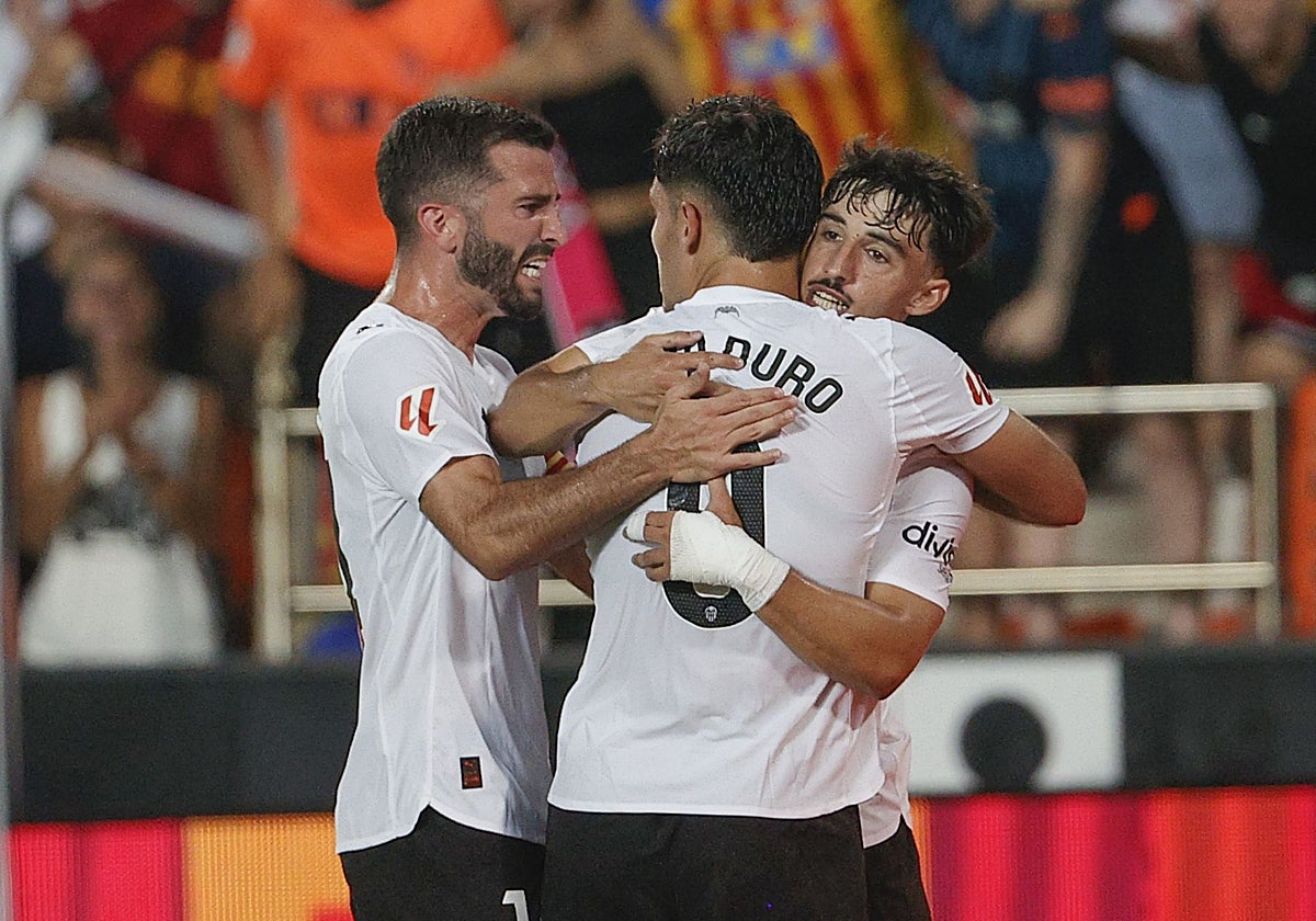 Hugo Duro, Gayá y Diego López celebrando el gol ante la Real Sociedad.