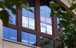 Carteles en un piso de alquiler, imagen de archivo.