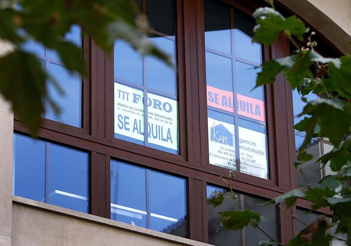 Carteles en un piso de alquiler, imagen de archivo.