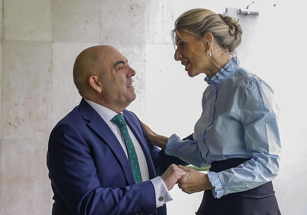 Lorenzo Amor dialoga con Yolanda Díaz.