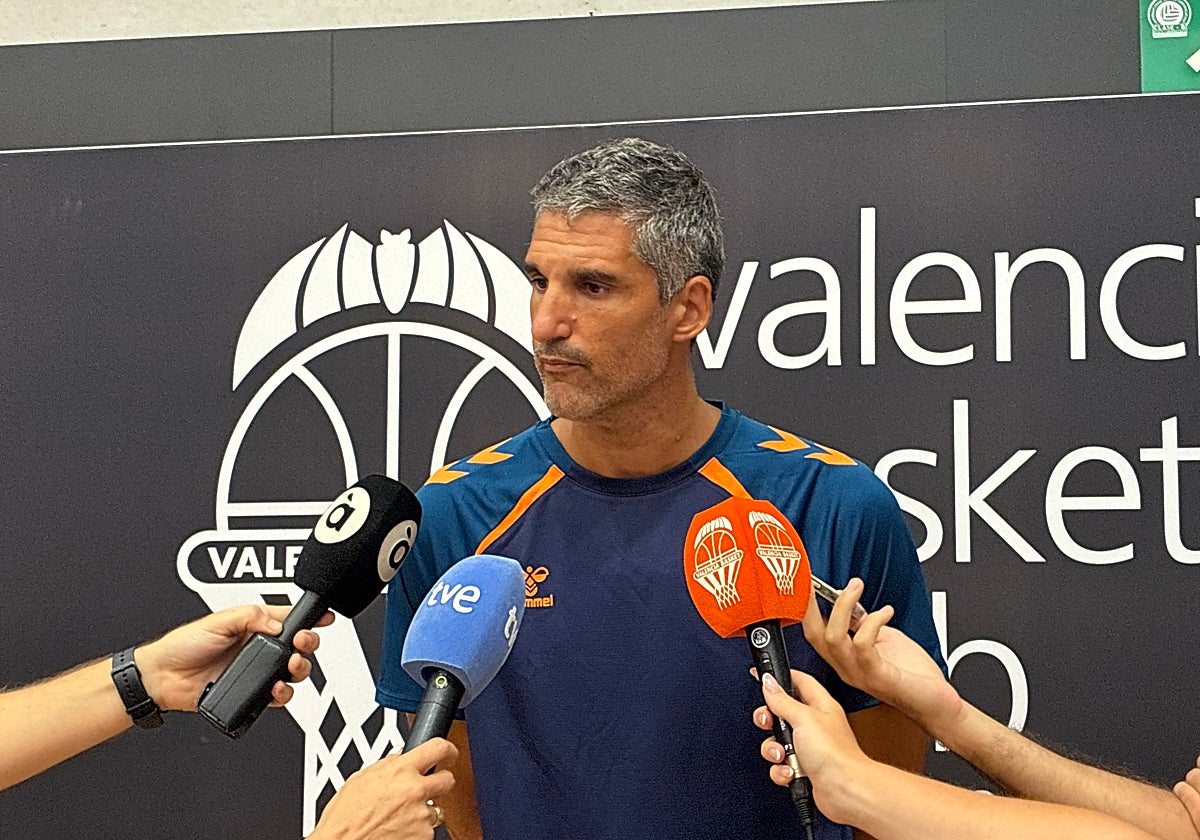 Rubén Burgos atendiendo a los medios tras el primer entrenamiento de pretemporada.