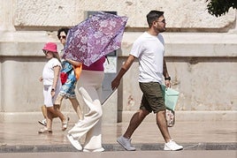 Varias personas caminando este lunes por la plaza del Ayuntamiento de Valencia.
