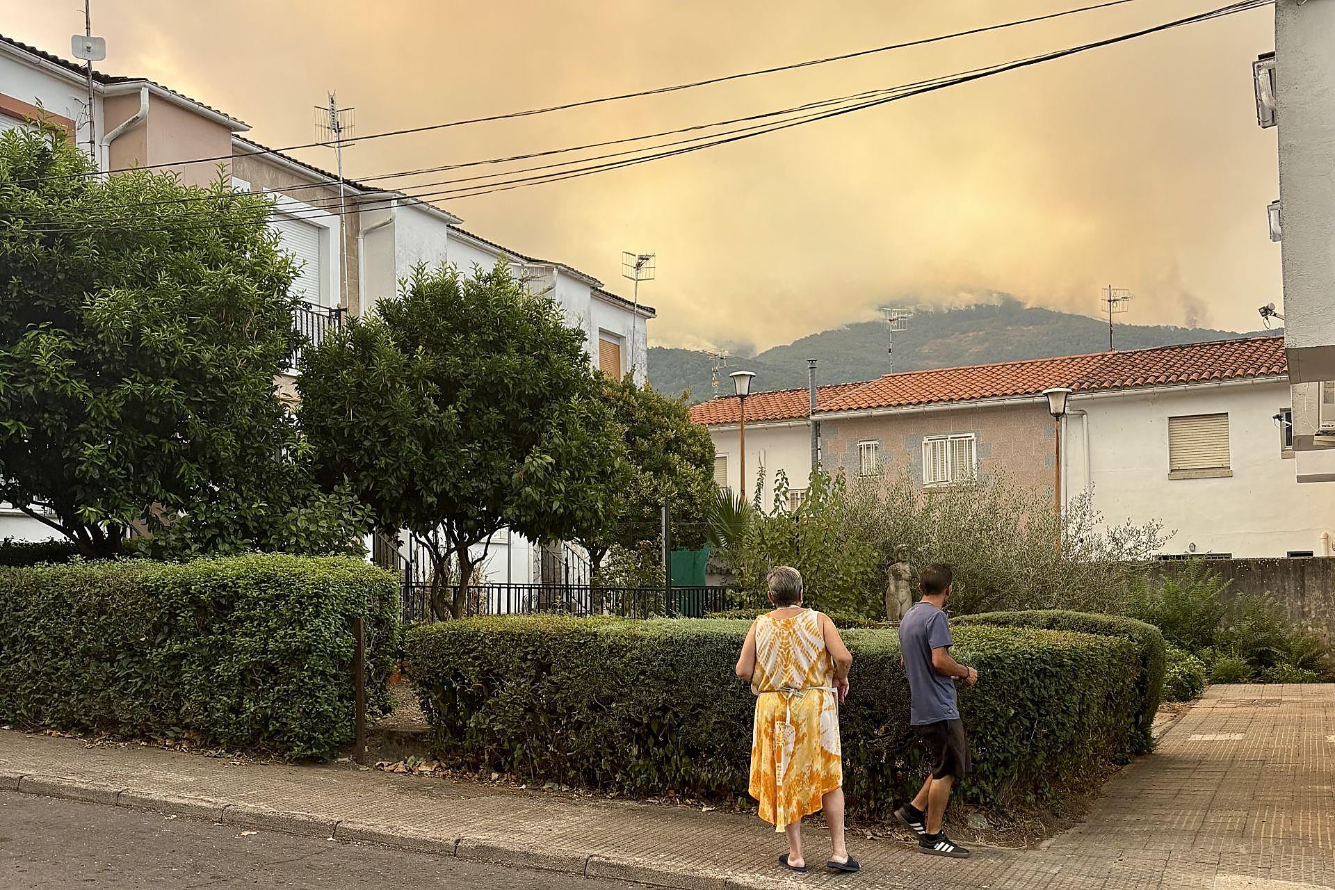 Incendio de Jarilla desbocado y cerca de Castilla y León