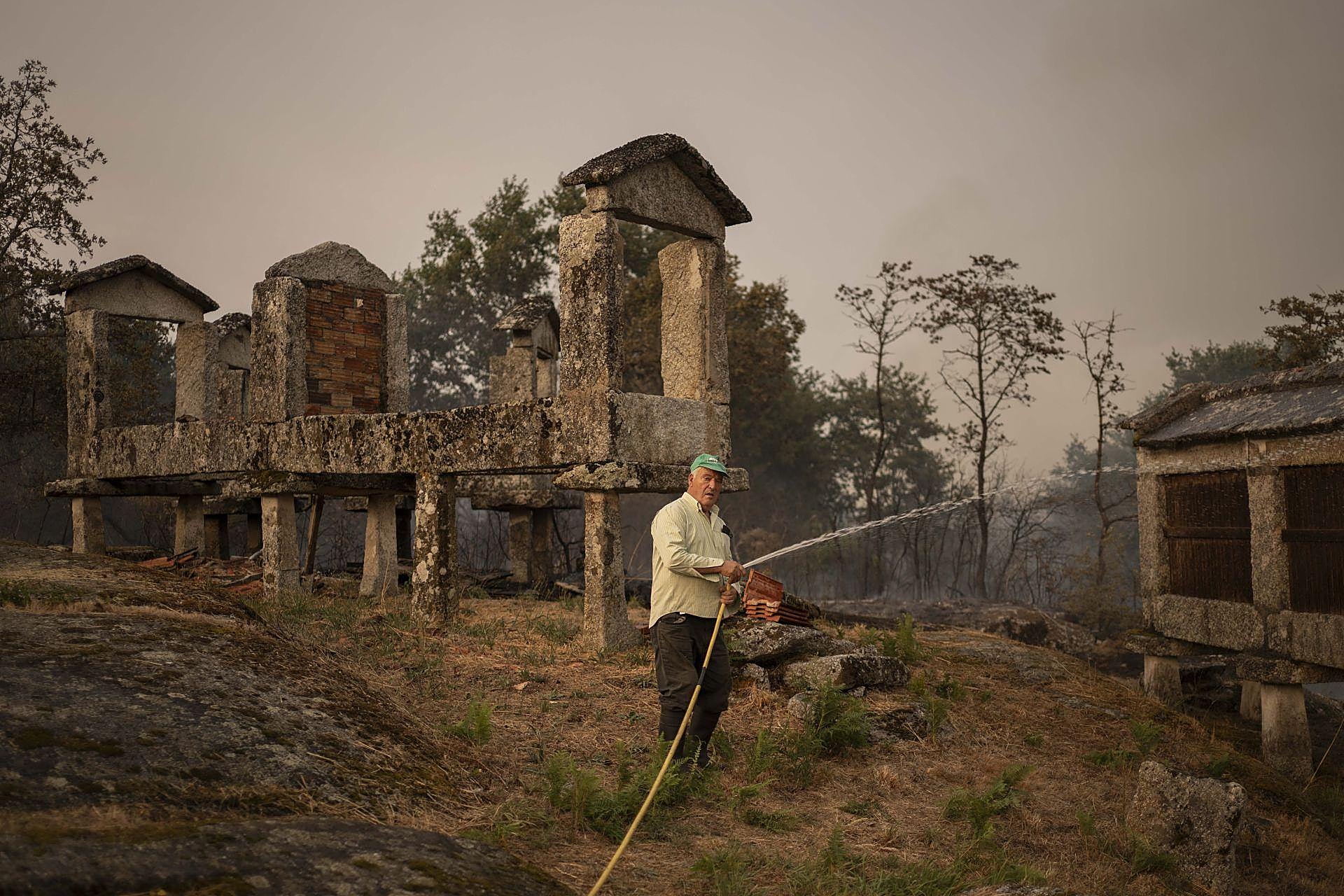 Incendio forestal en Carballeda de Avia (Ourense)