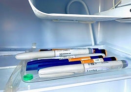 Insulina guardada en una bandeja