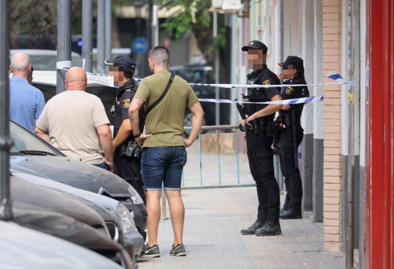 FOTOS | Dos policías abaten a tiros a un hombre que intentó agredirlos con un cuchillo en Valencia