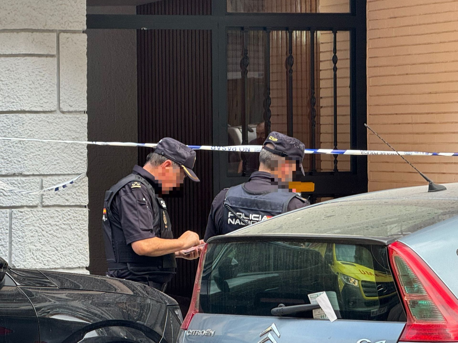 FOTOS | Dos policías abaten a tiros a un hombre que intentó agredirlos con un cuchillo en Valencia