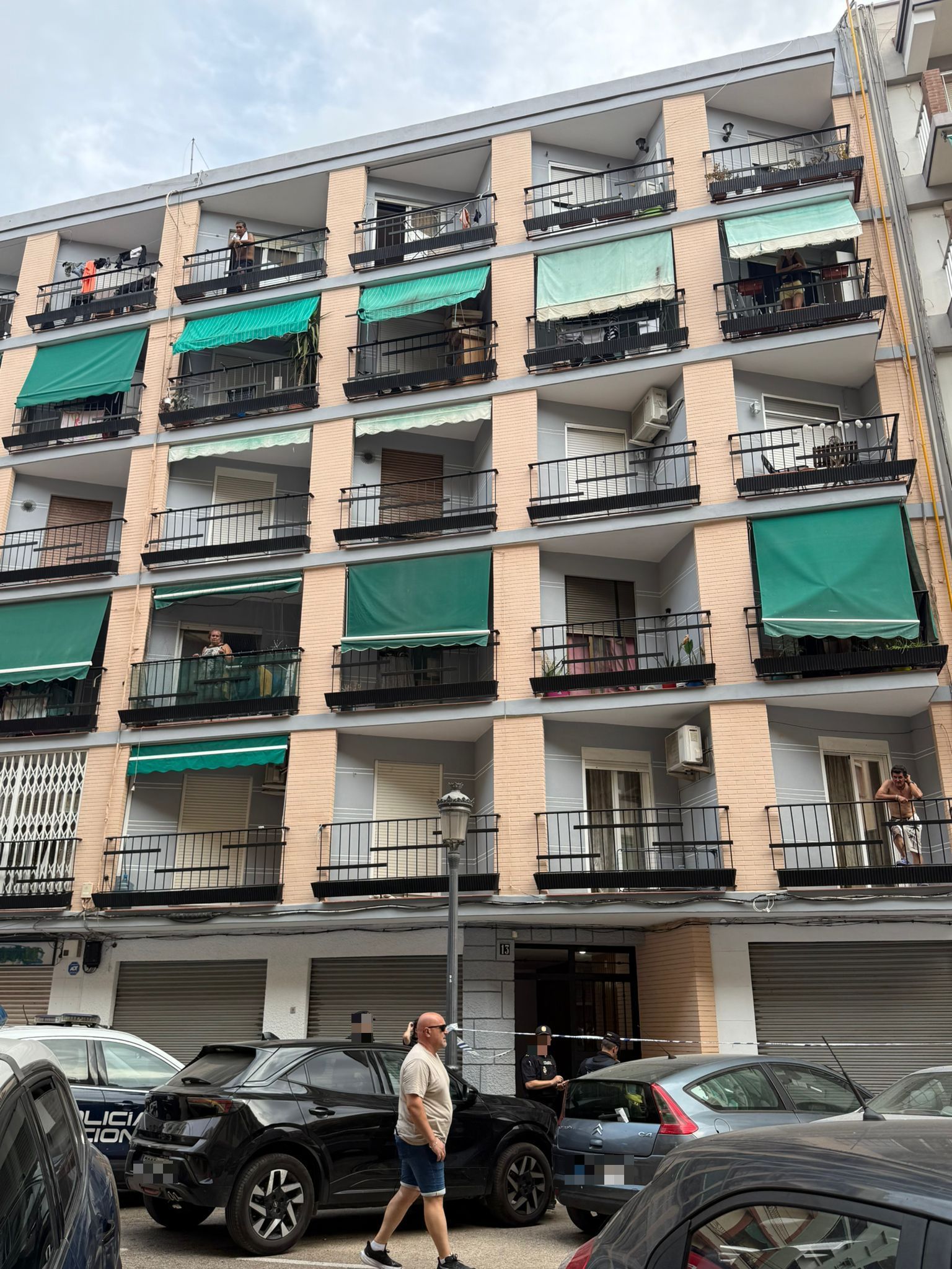 FOTOS | Dos policías abaten a tiros a un hombre que intentó agredirlos con un cuchillo en Valencia