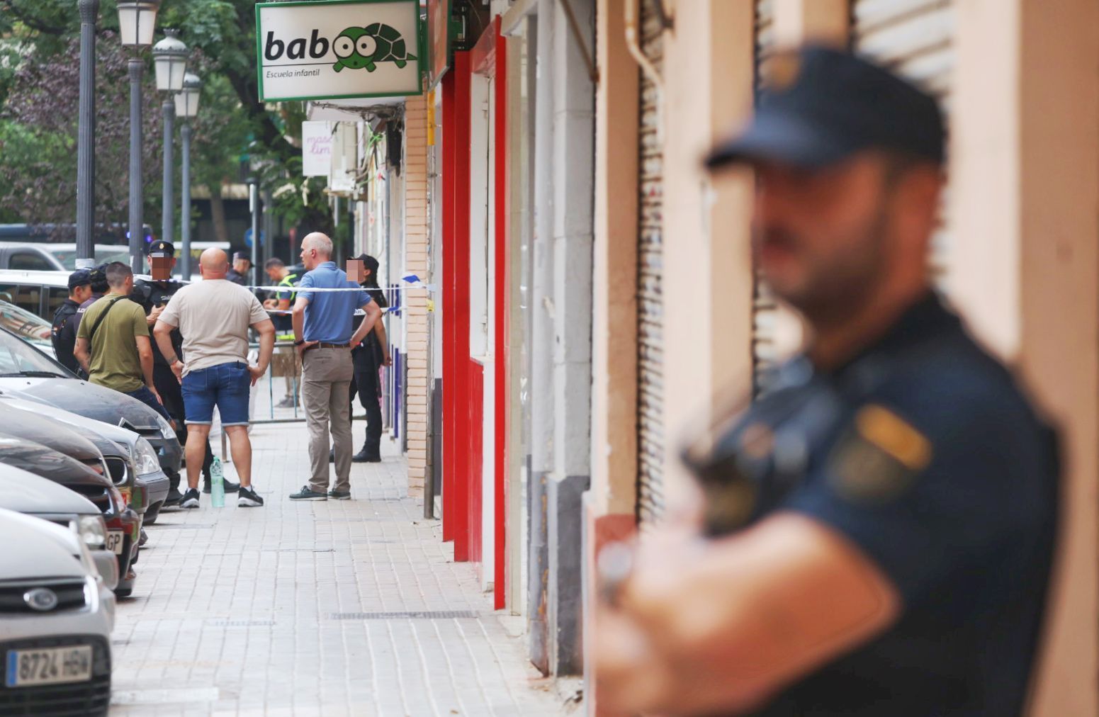 FOTOS | Dos policías abaten a tiros a un hombre que intentó agredirlos con un cuchillo en Valencia