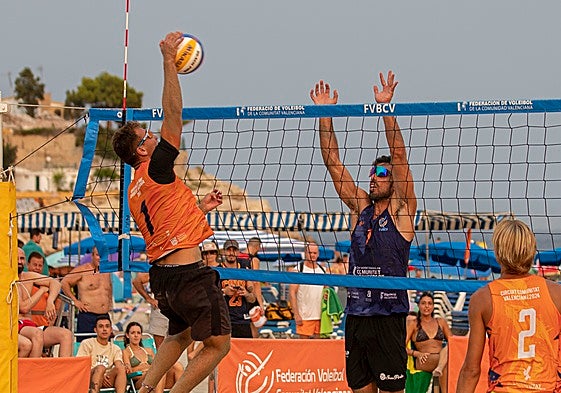 Dos parejas de voleibolistas en disputa de un punto.