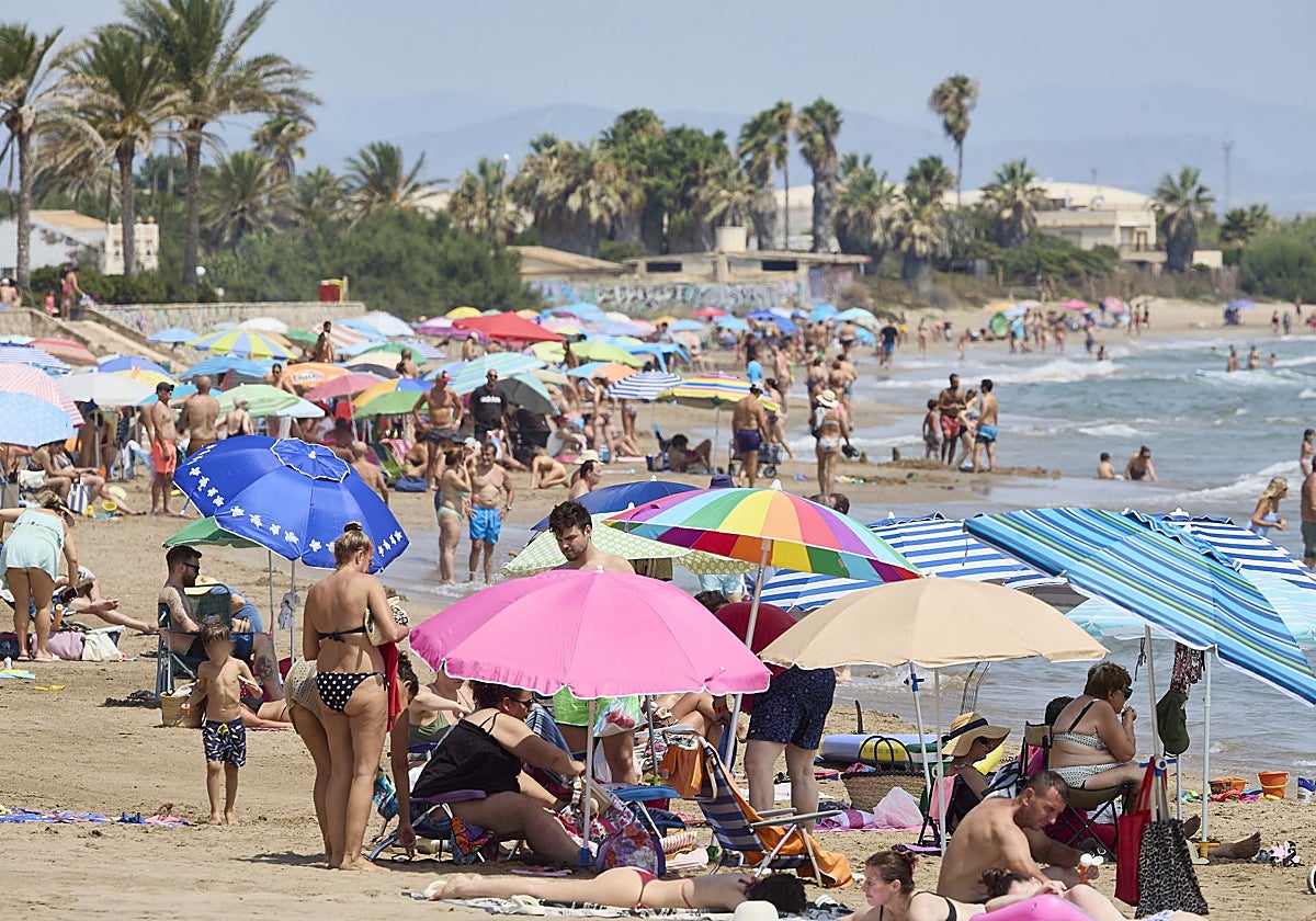 Turistas y valencianos en la playa de Port Saplaya