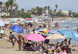 Turistas y valencianos en la playa de Port Saplaya