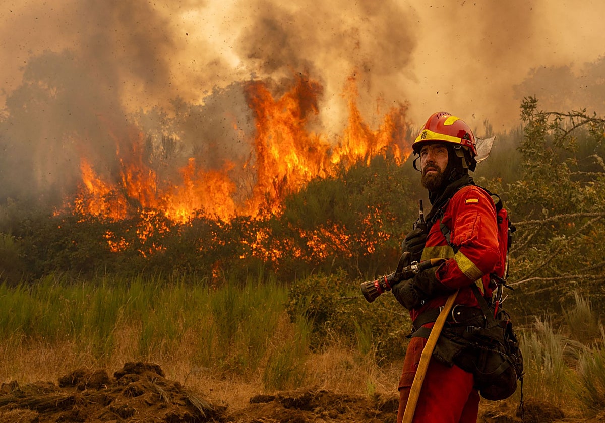 Un efectivo de la Unidad Militar de Emergencias (UME) en un incendio forestal.