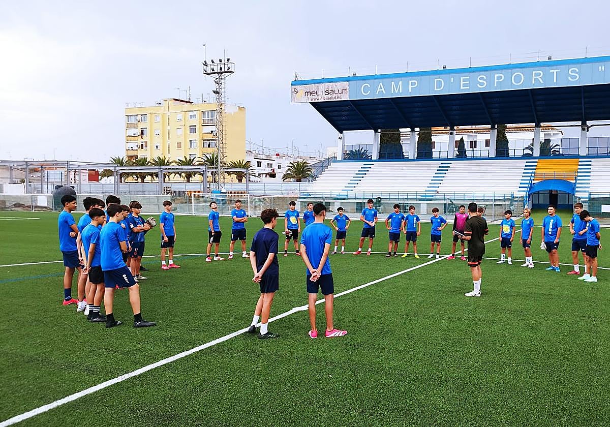 Primer entrenamiento en el campo de fúbol de Carlet.